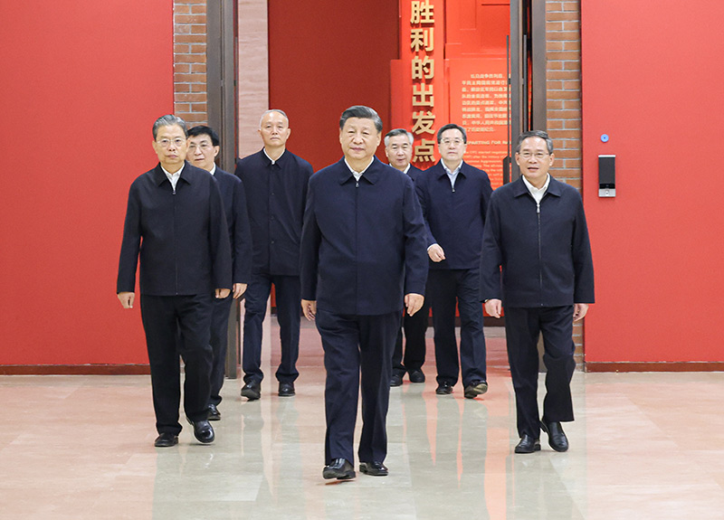 　　10月27日，中共中央總書記、國家主席、中央軍委主席習(xí)近平帶領(lǐng)中共中央政治局常委李強(qiáng)、趙樂際、王滬寧、蔡奇、丁薛祥、李希，瞻仰延安革命紀(jì)念地。這是習(xí)近平等在延安革命紀(jì)念館，參觀《偉大歷程——中共中央在延安十三年歷史陳列》。