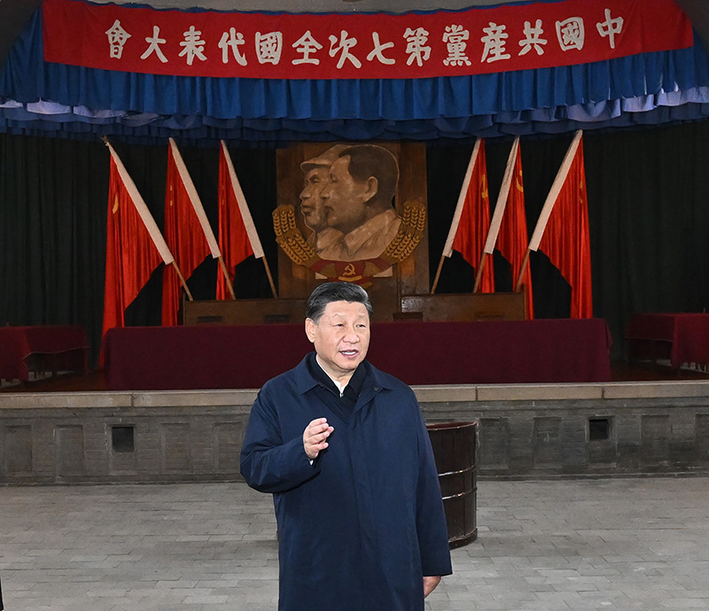　　10月27日，中共中央總書記、國家主席、中央軍委主席習(xí)近平帶領(lǐng)中共中央政治局常委李強(qiáng)、趙樂際、王滬寧、蔡奇、丁薛祥、李希，瞻仰延安革命紀(jì)念地。這是習(xí)近平在楊家?guī)X瞻仰中共七大會址。