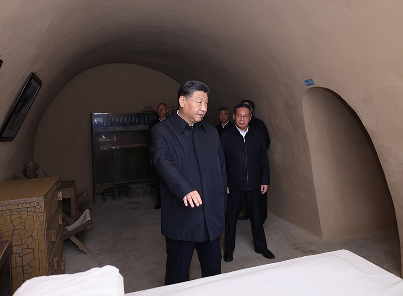 　　10月27日，中共中央總書記、國家主席、中央軍委主席習(xí)近平帶領(lǐng)中共中央政治局常委李強(qiáng)、趙樂際、王滬寧、蔡奇、丁薛祥、李希，瞻仰延安革命紀(jì)念地。這是習(xí)近平等在楊家?guī)X參觀毛澤東舊居。