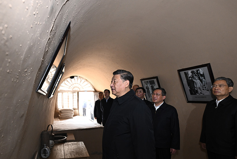 　　10月27日，中共中央總書記、國家主席、中央軍委主席習(xí)近平帶領(lǐng)中共中央政治局常委李強(qiáng)、趙樂際、王滬寧、蔡奇、丁薛祥、李希，瞻仰延安革命紀(jì)念地。這是習(xí)近平等在楊家?guī)X參觀朱德舊居。