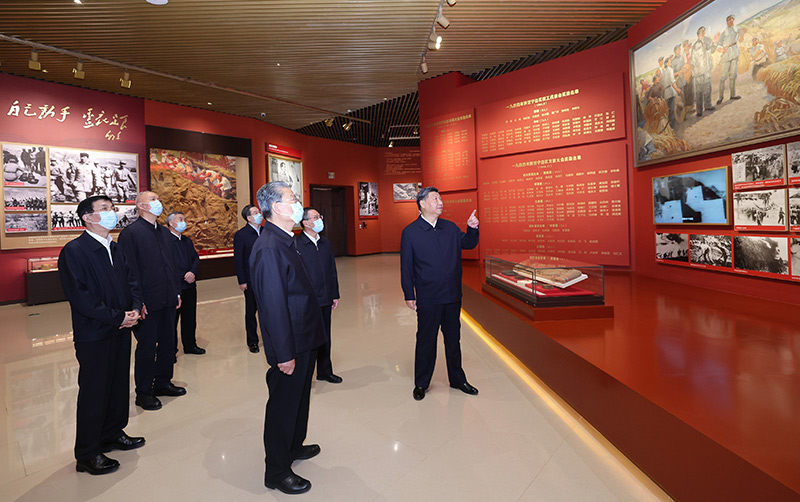 　　10月27日，中共中央總書記、國家主席、中央軍委主席習(xí)近平帶領(lǐng)中共中央政治局常委李強(qiáng)、趙樂際、王滬寧、蔡奇、丁薛祥、李希，瞻仰延安革命紀(jì)念地。這是習(xí)近平等在延安革命紀(jì)念館，參觀《偉大歷程——中共中央在延安十三年歷史陳列》。