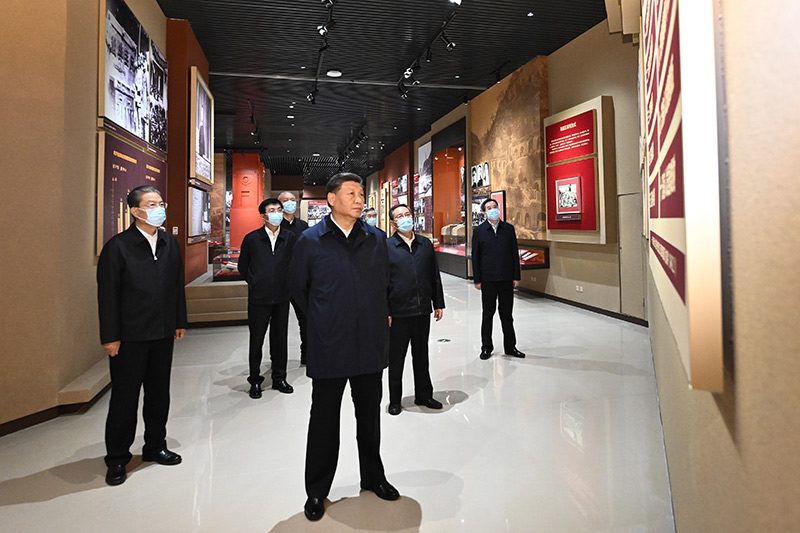 　　10月27日，中共中央總書記、國家主席、中央軍委主席習(xí)近平帶領(lǐng)中共中央政治局常委李強(qiáng)、趙樂際、王滬寧、蔡奇、丁薛祥、李希，瞻仰延安革命紀(jì)念地。這是習(xí)近平等在延安革命紀(jì)念館，參觀《偉大歷程——中共中央在延安十三年歷史陳列》。