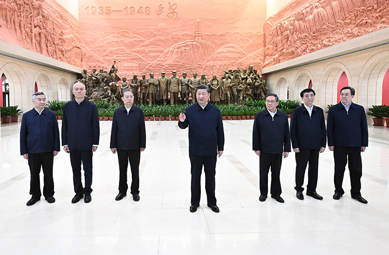 　　10月27日，中共中央總書記、國家主席、中央軍委主席習(xí)近平帶領(lǐng)中共中央政治局常委李強(qiáng)、趙樂際、王滬寧、蔡奇、丁薛祥、李希，瞻仰延安革命紀(jì)念地。這是習(xí)近平在延安革命紀(jì)念館參觀《偉大歷程——中共中央在延安十三年歷史陳列》結(jié)束時發(fā)表重要講話。